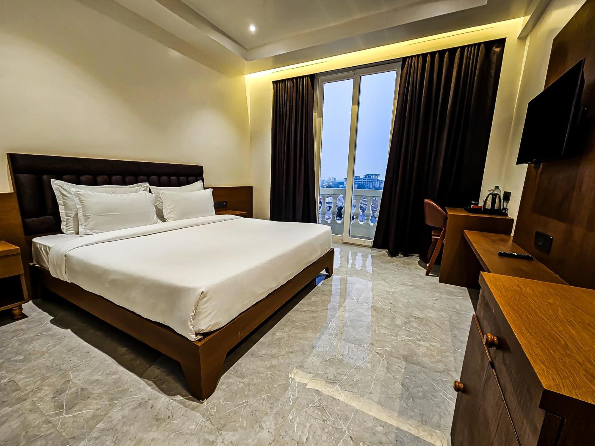 The S Crown Somnath Hotel Exterior photo