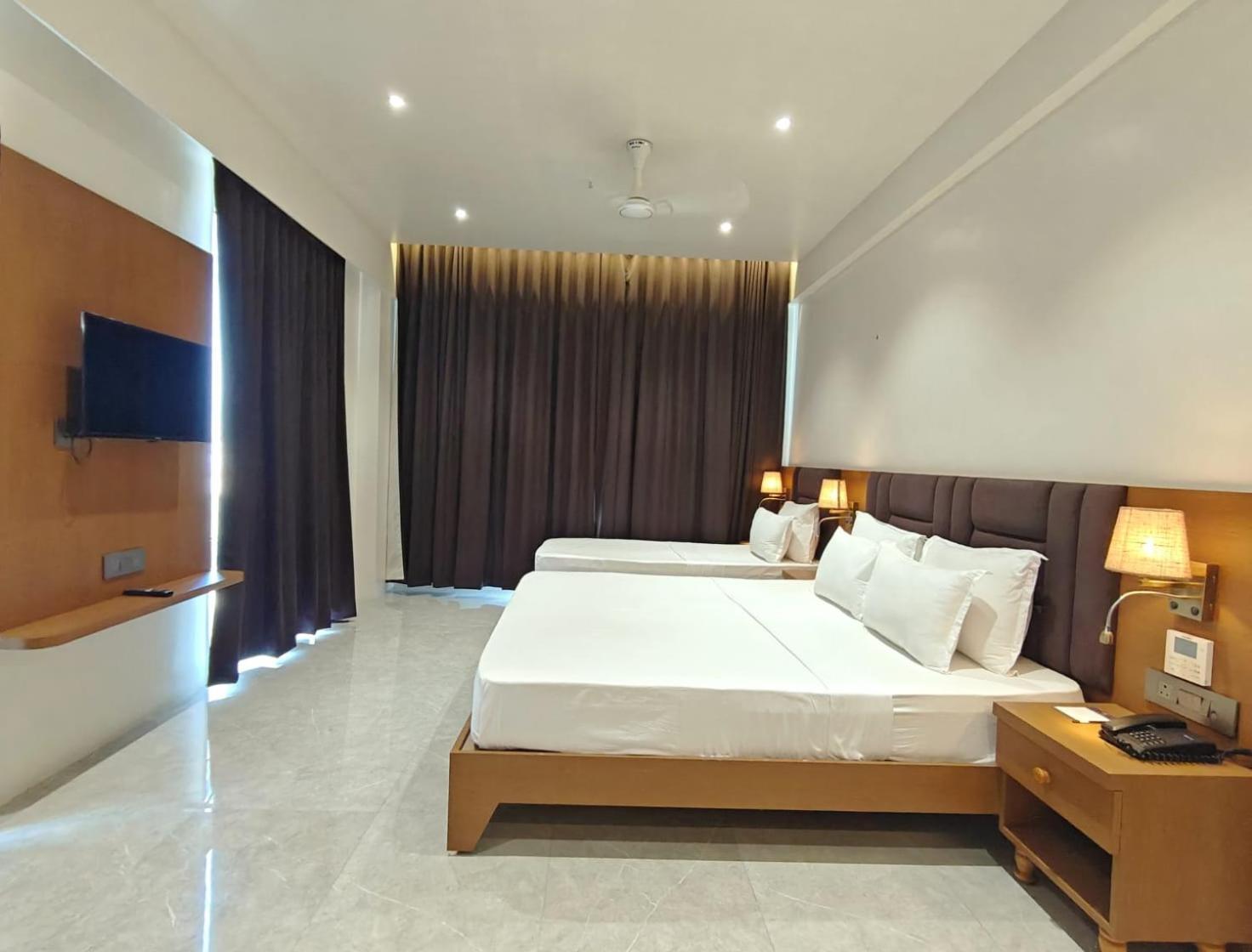 The S Crown Somnath Hotel Exterior photo