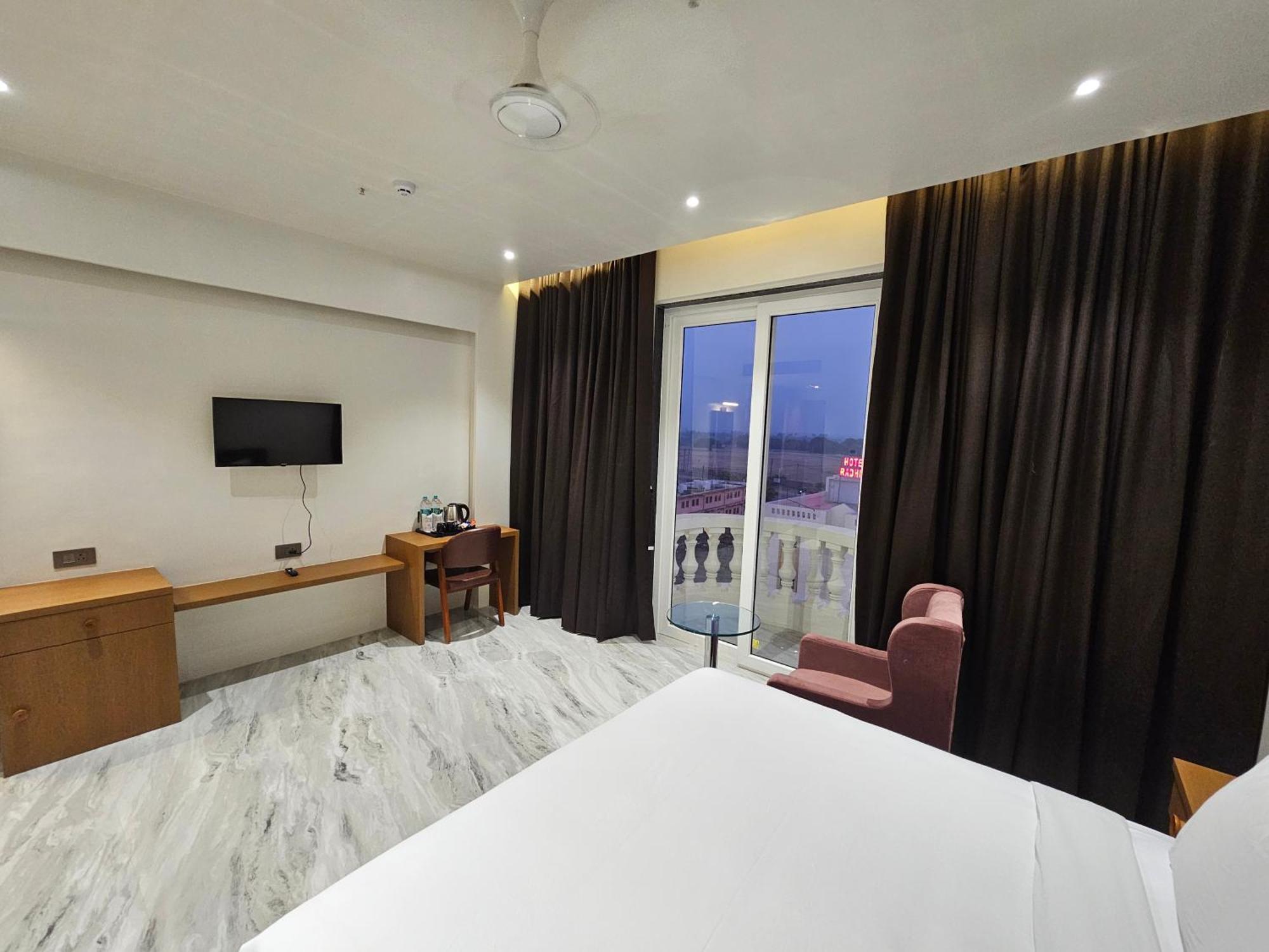 The S Crown Somnath Hotel Exterior photo