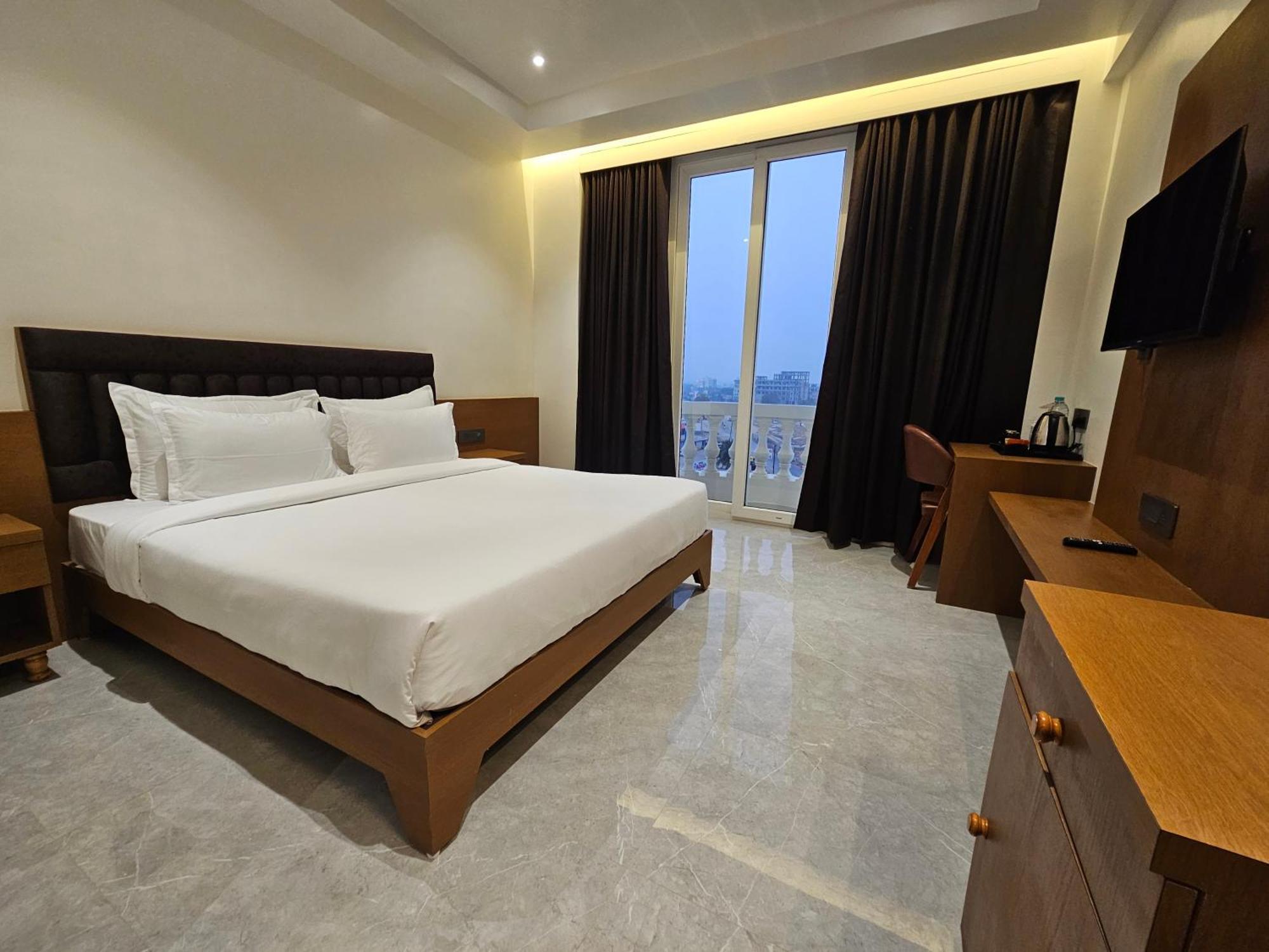 The S Crown Somnath Hotel Exterior photo